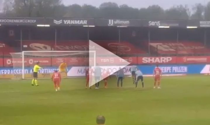 Młody piłkarz Ajaxu wykonuje rzut karny i... piłka wylatuje poza stadion! xD [VIDEO]